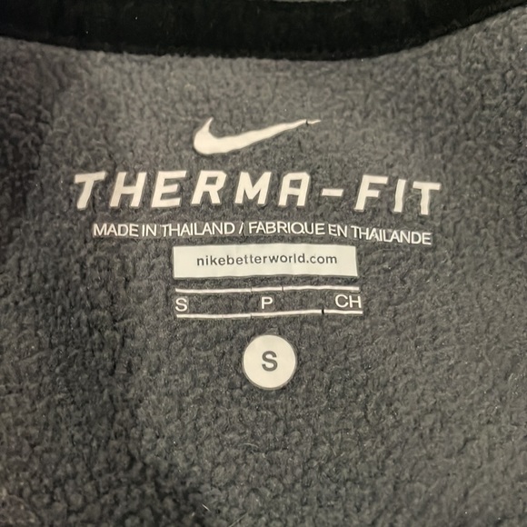 Nike, therma-fit sweatshirt in gray. - Picture 9 of 9